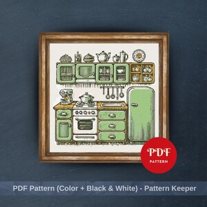 Könnte beinhalten: Kreuzstichmuster einer Retro-Küche in einem Holzrahmen. Die Küche verfügt über grüne Schränke, einen Herd, einen Kühlschrank und verschiedene Küchenutensilien. Der Text "PDF Pattern (Color + Black & White) - Pattern Keeper" befindet sich unten.