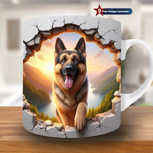 Pode incluir: Caneca de cerâmica branca com uma imagem 3D de um pastor alemão espiando por uma parede rachada. O cão é marrom e preto com um pôr do sol e montanhas ao fundo.