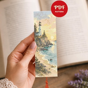 Könnte beinhalten: Ein Kreuzstich-Lesezeichen mit einer Küstenlandschaft mit Leuchtturm, Bäumen und Meer. Das Lesezeichen hat eine Quaste und den Text "PDF PATTERN" auf einem roten Kreis. Die Farbpalette umfasst Blau-, Grün- und Gelbtöne.