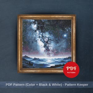 Könnte beinhalten: Ein gerahmtes Kreuzstichmuster, das einen Sternenhimmel über einer Bergkette zeigt. Das Kunstwerk verwendet Blau-, Weiß- und Brauntöne. Der Rahmen ist goldfarben. Der Text "PDF Pattern" ist enthalten.