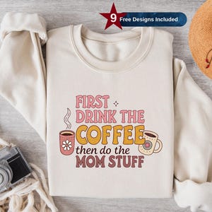 Drink eerst de koffie png, grappig moederleven T-shirtontwerp, koffie citaat sublimatie, cafeïne clipart download, Moederdagcadeau, DTF