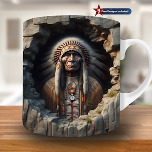 Pode incluir: Caneca de cerâmica branca com uma imagem colorida de um chefe nativo americano usando um cocar e roupas tradicionais. A imagem está sobre um fundo de rochas e uma abertura de caverna.
