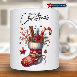 Op de afbeelding: Witte keramische mok met een kerstsokontwerp. De rode sok is versierd met witte sneeuwvlokken en gevuld met feestelijke elementen zoals een zuurstok, kaneelstokje en bessen. De mok heeft de tekst "Merry Christmas".