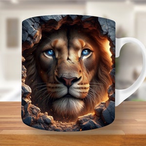 Peut inclure: Une tasse en céramique blanche avec un motif représentant un visage de lion qui sort d'un mur de pierre. Le lion a une expression féroce et des yeux bleus perçants.