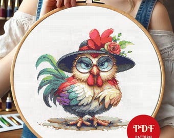 Puede incluir: Patrón de punto de cruz con un gallo de dibujos animados que lleva un sombrero negro con una flor roja y gafas. El gallo está de pie sobre una superficie de madera. El patrón está etiquetado como "PDF PATTERN".