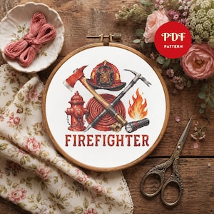 Puede incluir: Un patrón de punto de cruz en un bastidor de madera con una boca de incendio roja, un casco de bombero rojo, una manguera roja enrollada, un hacha, una herramienta halligan y una llama. El texto "FIREFIGHTER" aparece en rojo debajo.