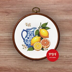 Peut inclure: Ensemble de trois mugs en céramique avec une finition mate et mouchetée. Les tasses sont de couleur crème, marron clair et marron foncé. Chaque mug a un design minimaliste et une anse arrondie.