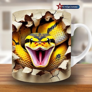 Op de afbeelding: Een witte keramische mok met een gele en zwarte slang die door het oppervlak breekt. De slang heeft een wijd open mond met een roze tong.