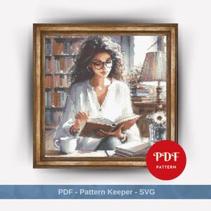 Könnte beinhalten: Eine Frau mit Brille sitzt in einer Bibliothek und liest ein Buch. Sie trägt ein weißes Hemd und hat lange dunkle Haare. Das Bild ist in einem Holzrahmen mit dem Text "PDF PATTERN" in einem roten Kreis.