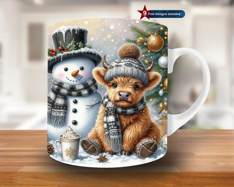 Puede incluir: Taza de cer&aacute;mica blanca con una escena invernal con un mu&ntilde;eco de nieve y una vaca de las Tierras Altas con sombreros y bufandas. Tambi&eacute;n se representa un &aacute;rbol de Navidad y una taza de chocolate caliente. La taza tiene el texto "9 Free Designs Included".
