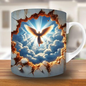 Puede incluir: Taza de cer&aacute;mica blanca con una imagen colorida de un &aacute;ngel con alas volando a trav&eacute;s de un agujero en una pared agrietada. El &aacute;ngel est&aacute; volando a trav&eacute;s de nubes con una luz brillante brillando detr&aacute;s de &eacute;l.