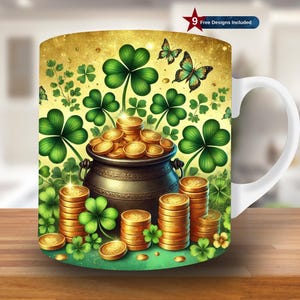 Puede incluir: Una taza de cerámica blanca con una olla de oro llena de monedas de oro, rodeada de tréboles verdes y mariposas. La taza tiene un fondo dorado con un sutil efecto de brillo. El texto "9 Free Designs Included" está impreso en la parte superior de la taza.