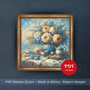 Könnte beinhalten: Gerahmtes Blumenstillleben mit einer blauen Vase voller cremefarbener und blauer Blumen. Eine Teekanne und eine Tasse sind ebenfalls zu sehen. Das Gemälde hat einen goldenen Rahmen und der Text "PDF Pattern" wird angezeigt.