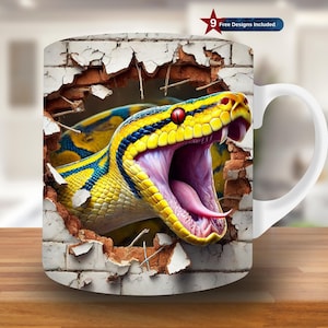 Könnte beinhalten: Weiße Keramiktasse mit einem Motiv eines gelben und schwarzen Schlangen, die eine Ziegelmauer durchbricht. Die Schlange hat ein rotes Auge und einen offenen Mund. Der Text "9 Free Designs Included" befindet sich in der oberen rechten Ecke des Bildes.
