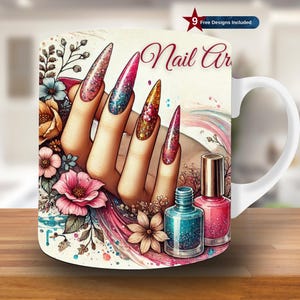 Può includere: Tazza in ceramica bianca con un'illustrazione colorata di una mano con unghie dipinte, fiori e bottiglie di smalto per unghie. Il testo "Nail Art" è stampato sulla tazza.