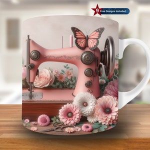 Puede incluir: Una taza de cerámica rosa con asa blanca presenta una máquina de coser rosa vintage con una mariposa en la parte superior. La taza está rodeada de flores rosas y blancas y hojas verdes.
