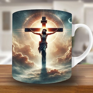 Puede incluir: Taza de cer&aacute;mica blanca con una imagen colorida de un hombre en una cruz sobre un fondo de cielo nublado.