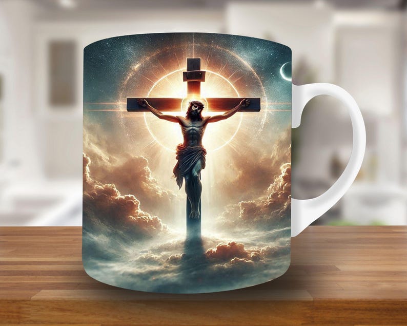 Puede incluir: Taza de cer&aacute;mica blanca con una imagen colorida de un hombre en una cruz sobre un fondo de cielo nublado.