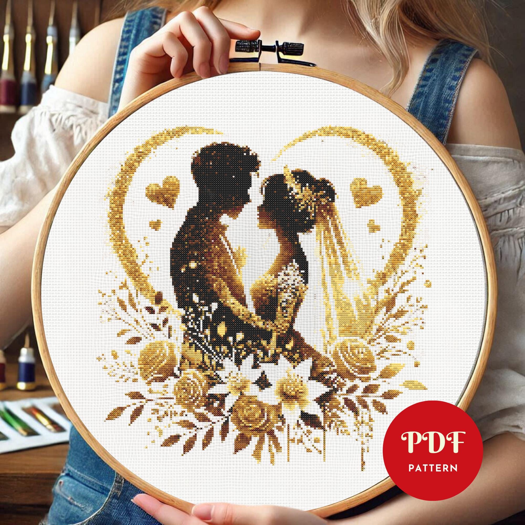 Kit Ricamo A Punto Croce RTO – Sposalini Felici, 20x20 Cm – Tela Aida Zweigart 14ct, Filati DMC, Ago E Istruzioni