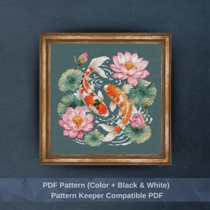 Può includere: Uno schema a punto croce con due pesci koi che nuotano tra fiori di loto rosa e foglie di ninfea verdi su uno sfondo verde acqua scuro, incorniciato da un bordo dorato. Il testo recita PDF Pattern (Color + Black & White) Pattern Keeper Compatible PDF.
