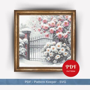 Puede incluir: Un patrón de punto de cruz que representa una escena de invierno nevada con una puerta de hierro forjado y flores rosas. El patrón está enmarcado en un marco de madera marrón e incluye el texto "PDF PATTERN".