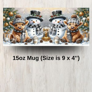 Puede incluir: Taza de cer&aacute;mica con una escena invernal. Presenta dos vacas de las Tierras Altas con sombreros y bufandas, y dos mu&ntilde;ecos de nieve. La taza de 15 oz mide 23 x 10 cm. El dise&ntilde;o incluye &aacute;rboles de Navidad, regalos y tazas de chocolate caliente.