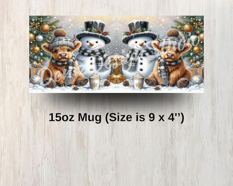 Puede incluir: Taza de cer&aacute;mica con una escena invernal. Presenta dos vacas de las Tierras Altas con sombreros y bufandas, y dos mu&ntilde;ecos de nieve. La taza de 15 oz mide 23 x 10 cm. El dise&ntilde;o incluye &aacute;rboles de Navidad, regalos y tazas de chocolate caliente.