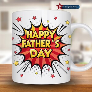 Puede incluir: Taza de cerámica blanca con un diseño de estilo cómic que dice "HAPPY FATHER'S DAY" en amarillo y rojo. El diseño incluye explosiones de estrellas, estrellas y un asa blanca. La taza está sobre una superficie de madera.
