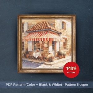 Peut inclure: Un motif de point de croix encadré représentant un café européen pittoresque avec un auvent à rayures rouges et blanches. Le bâtiment est en pierre, avec un toit en tuiles rouges et de petites tables à l'extérieur. Le texte "PDF Pattern" est visible.