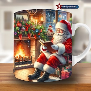 Könnte beinhalten: Weiße Keramiktasse mit einer Weihnachtsszene, die den Weihnachtsmann zeigt, der ein Buch an einem Kamin liest. Die Tasse hat einen rot-weißen Henkel und der Text "9 Free Designs Included" ist in der oberen rechten Ecke sichtbar.