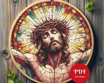 Puede incluir: Patrón de punto de cruz de Jesucristo con corona de espinas, con un fondo de efecto vidriera. La imagen está en un bastidor de bordado de madera. El patrón PDF se indica con un círculo rojo.