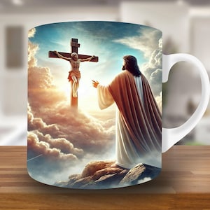 Puede incluir: Taza de cer&aacute;mica blanca con una imagen colorida de un hombre en una cruz con un hombre con una t&uacute;nica que le tiende la mano. El fondo es un cielo nublado.