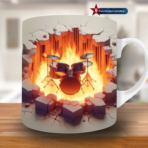 Può includere: Una tazza in ceramica bianca con un design di una batteria avvolta dalle fiamme che sfondano un muro di cemento screpolato. Il design è stampato su entrambi i lati della tazza.