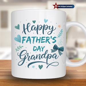 Puede incluir: Una taza de cerámica blanca con el texto Happy Father's Day Grandpa en letras azules y verde azulado. El diseño incluye pequeños corazones azules, un lazo verde azulado y ramas con hojas. Un icono de estrella roja con 9 Free Designs Included.