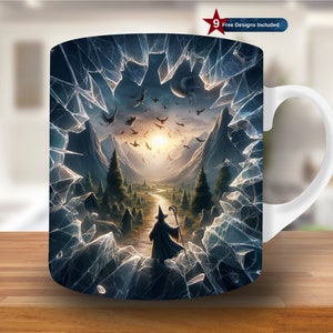 Può includere: Una tazza in ceramica bianca con manico presenta un'illustrazione colorata di un mago che cammina attraverso una finestra rotta in una foresta magica con un tramonto sullo sfondo. L'immagine è circondata da un effetto di vetro incrinato.