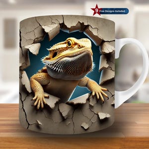 Peut inclure: Une tasse en céramique blanche avec une anse présente un graphique d'un lézard barbu qui sort d'un mur fissuré. Le lézard est jaune et brun avec une peau texturée.