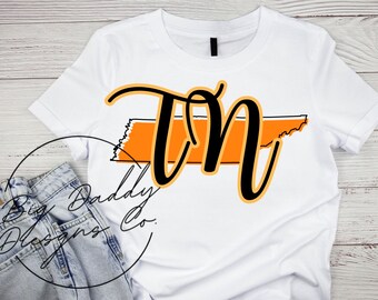 Könnte beinhalten: Weißes T-Shirt mit einem Design mit den Buchstaben "TN" in schwarzer Schrift, umrandet in Orange, über einer orangefarbenen Umrisslinie von Tennessee. Das Shirt ist aus weichem Material.
