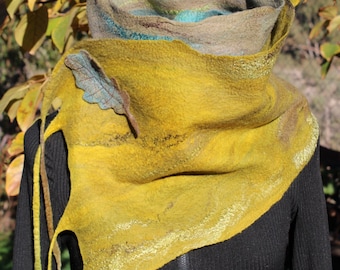 Echarpe avec broche, grande écharpe double face en laine et soie : Châle bleu et jaune. Châle hippie écologique. Écharpe réversible unique en son genre.