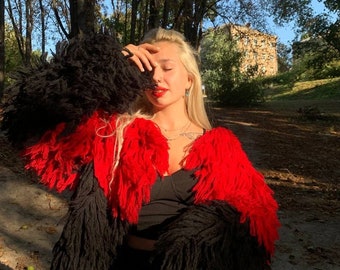 Cappotto Burning Man, abito nero e rosso fatto a mano, giacca in maglia con frange con maniche oversize, cappotto in pelliccia sintetica boho-chic gonfio pronto per il festival