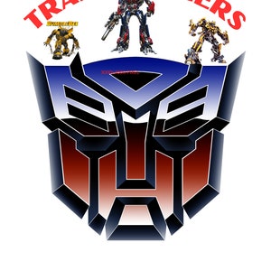 Può includere: Un logo Transformers con un gradiente rosso e blu, circondato da tre robot. I robot sono Optimus Prime, Bumblebee e un robot giallo. Il testo "TRANSFORMERS" è scritto in lettere rosse sopra il logo.