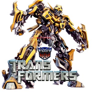 Op de afbeelding: Een gele en zwarte robot, Bumblebee, uit de Transformers-filmfranchise, staat in een vechtpose met de woorden "Transformers" in grote, metalen letters eronder.