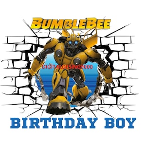 Puede incluir: Un robot amarillo y negro, Bumblebee, rompe a través de una pared de ladrillo. El texto "Bumblebee" está por encima del robot y "Birthday Boy" está por debajo.