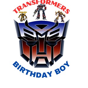 Puede incluir: Un diseño de fiesta de cumpleaños de Transformers con una cabeza de robot rojo, blanco y azul en el centro. Las palabras "Transformers Birthday Boy" están escritas en azul alrededor de la cabeza del robot. Hay tres personajes de Transformers en la parte superior de la imagen.