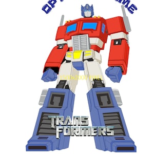 Puede incluir: Un robot rojo y azul con las palabras "Optimus Prime" y "Transformers" impresas en la imagen. El robot está de pie con las piernas separadas y los brazos a los lados.
