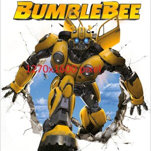 Op de afbeelding: Een gele en zwarte robot, Bumblebee, uit de Transformers-filmfranchise, breekt door een betonnen muur. De robot staat in een looppose met zijn rechtervoet naar voren. Het gezicht van de robot is zichtbaar en heeft blauwe ogen. De tekst "BUMBLEBEE" staat in het bovenste deel van de afbeelding.