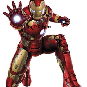 Può includere: Una action figure di un supereroe rosso e dorato in posizione inginocchiata con un braccio teso. La figura ha un casco rosso e dorato con una luce blu che brilla negli occhi.