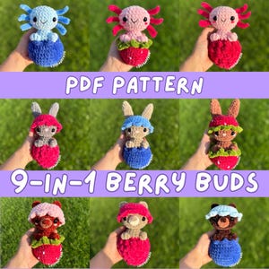 Peut inclure: Collection de neuf peluches crochetées représentant différents animaux, chacune en forme de baie. Le texte "PDF PATTERN" et "9-IN-1 BERRY BUDS" est visible. Les couleurs incluent le rose, le bleu et le marron.
