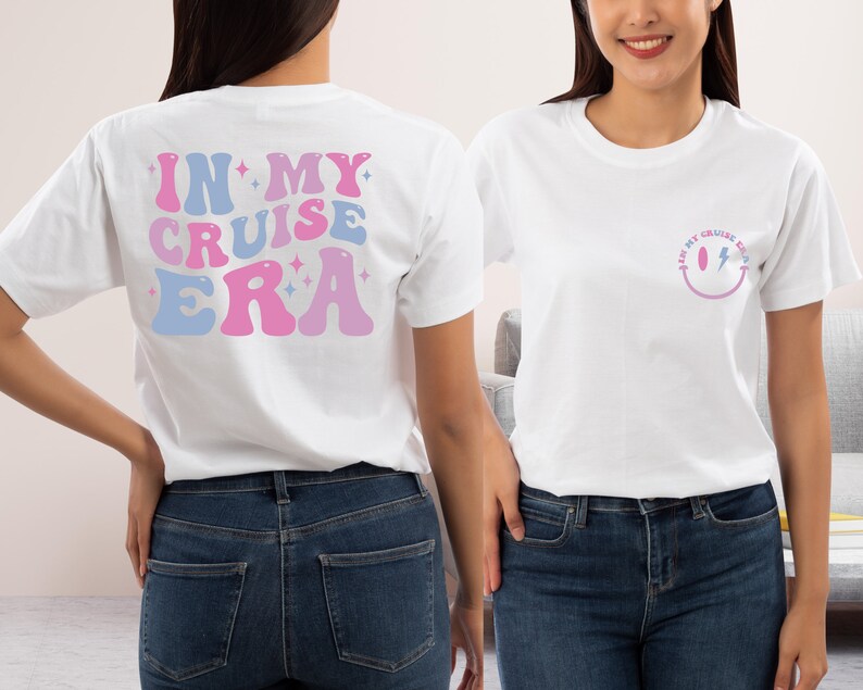 Puede incluir: Dos camisetas blancas con un dise&ntilde;o gr&aacute;fico rosa y azul. La parte posterior de una camiseta dice "In My Cruise Era" y la parte delantera de la otra camiseta tiene una carita sonriente con un rayo y el texto "In My Cruise Era".