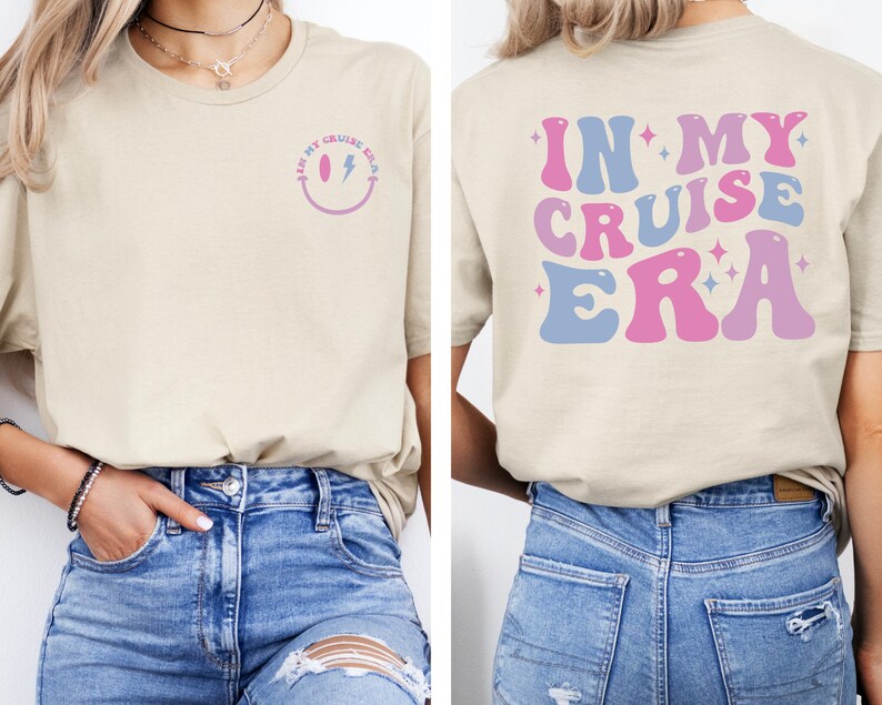 Puede incluir: Una camiseta beige con un gr&aacute;fico de cara sonriente en la parte delantera y el texto "In My Cruise Era" en fuente retro rosa y azul en la parte posterior.