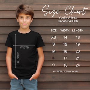 Puede incluir: Un joven con una camiseta negra, con una tabla de tallas a la derecha. La tabla enumera las tallas XS a XL, con medidas de ancho y largo en pulgadas. El texto "Size Chart" est&aacute; en la parte superior, con "Youth Unisex Gildan 64000b" debajo.